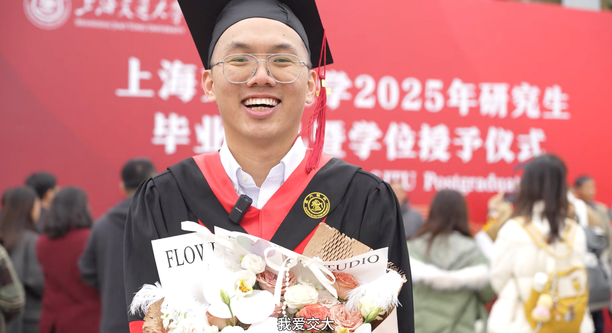 女人在吃东西AI 生成的内容可能不正确。